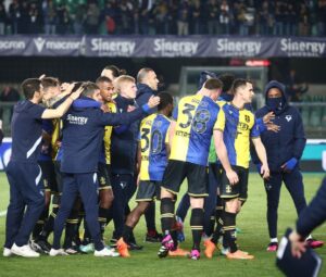 Miguel Veloso Instagram - QUESTI SIAMO NOI! Vittoria che ci da morale e forza per le prossime importanti sfide. Il modo migliore per festeggiare i 120 anni di questo glorioso club insieme a voi tifosi! Ora non fermiamoci! 💪🏼💛💙 #QuestiSiamoNoi #Hellas120 @hellasveronafc @seriea