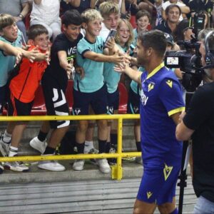 Miguel Veloso Instagram - Bellissima serata ieri al Palazzetto dello Sport di #Verona per la presentazione della nostra nuova maglia! Grazie a tutti i tifosi presenti per il grande affetto! 
💪🏼💛💙 #newkit #newseason #QuestiSiamoNoi @hellasveronafc
