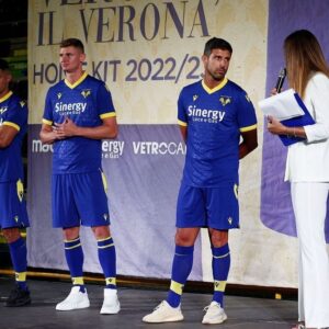 Miguel Veloso Instagram - Bellissima serata ieri al Palazzetto dello Sport di #Verona per la presentazione della nostra nuova maglia! Grazie a tutti i tifosi presenti per il grande affetto! 
💪🏼💛💙 #newkit #newseason #QuestiSiamoNoi @hellasveronafc