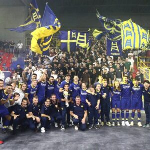 Miguel Veloso Instagram - Bellissima serata ieri al Palazzetto dello Sport di #Verona per la presentazione della nostra nuova maglia! Grazie a tutti i tifosi presenti per il grande affetto! 
💪🏼💛💙 #newkit #newseason #QuestiSiamoNoi @hellasveronafc