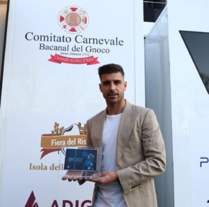 Miguel Veloso Instagram - Un grande onore ricevere questo riconoscimento per le mie 600 partite in carriera in un giorno così importante per la città di Verona. Grazie di cuore a tutti! 🙏🏼💛💙 #600 #CarnevaleDiVerona #ForzaHellas @hellasveronafc