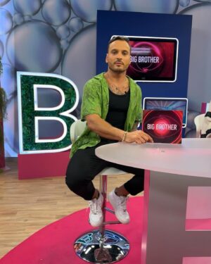 Miguel Vicente Instagram - Primeira vez em televisão com uma pessoa muito especial para mim. @cinha_jardim ❤️

👔 @yuriistyle