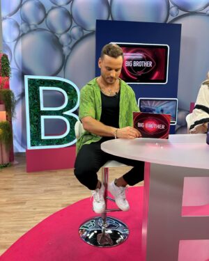 Miguel Vicente Instagram - Primeira vez em televisão com uma pessoa muito especial para mim. @cinha_jardim ❤️

👔 @yuriistyle