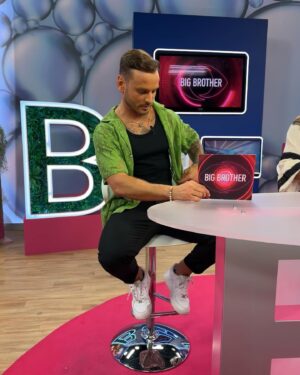Miguel Vicente Instagram - Primeira vez em televisão com uma pessoa muito especial para mim. @cinha_jardim ❤️

👔 @yuriistyle