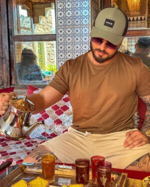 Miguel Vicente Instagram - Das semanas mais marcantes da minha vida, Marrocos sem dúvida irá ficar para sempre na memória e no meu coração. 
Foi uma viagem no sentido de uma ação social, em que vivenciei momentos inesquecíveis de uma realidade completamente diferente da nossa. 
O que vi fez me lembrar as histórias que os meus pais me contava quando eram novos, diz o meu pai que há 50 anos atrás o nordeste algarvio vivia essa realidade de os dias de hoje em Marrocos. 
Onde falta muito, desde água da rede, eletricidade, bens essenciais, bom, parece q falta tudo!! Mas o essencial que é o amor abunda no rosto da gente. 

A frase da viagem é: 

“Temos tanto que não sabemos o tanto que temos”