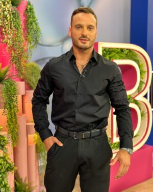 Miguel Vicente Instagram - Mais uma presença para comentar o Big Brother -  EXTRA de ontem!

Outfit- @yuriistyle