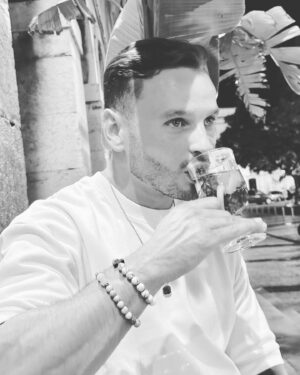Miguel Vicente Instagram - O meu chá preferido, gesto de limão, gengibre, hortelã, canela e uma colher de mel 🍯 🤌🏽😌

Ácido, efeito termogénio, doce e com aroma refrescante… intenso 😏

Qual o teu chá preferido? 🤩