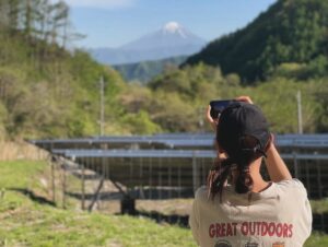 Miho Karasawa Instagram - ▲

カミカミさん (@4260h_camping )の
動画で拝見してからずっと行ってみたかった
山梨のキャンプ場に行ってきましたーーー！

7inch Camp (@7inchcamp )

オーナーさん手作りのキャンプ場
山奥の小さな集落に遊びに来たみたいな
おしゃれでノスタルジックな空間…
最高だったー。
癒されたーーー。
帰りたくなくなるー。

⋆⸜ ⚘ ⸝⋆

可愛くて清潔なお手洗いでは
松本良喜さん作曲のテーマソングも聴けちゃうよ♪
絶対また行く。

#TRUEさん
#唐沢美帆
#camp 
#camplife 
#7inchcamp
#つるキャン △
#ナナインチキャンプ 
#キャンプ女子 
#キャンプ初心者