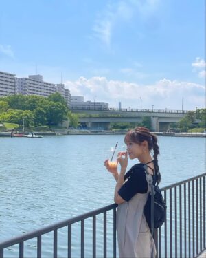 Miho Karasawa Instagram - ☂︎

傘をみると
オスカーを思い出してしまう

tops @murralofficial 
bottom @un3d_official 
sneaker @grounds.official 
bag @mikiosakabe_jennyfax_clothing 

久しぶりに #ootd 
相変わらずのユルっとコーデ ◡̈ 

#つるふく
#TRUEさん
#唐沢美帆 
#anime
#anisong