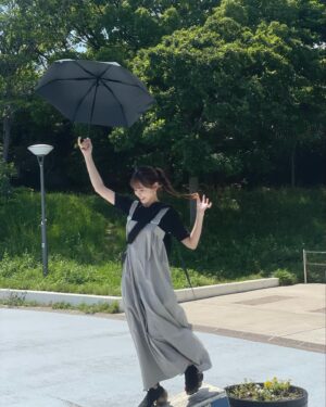 Miho Karasawa Instagram - ☂︎

傘をみると
オスカーを思い出してしまう

tops @murralofficial 
bottom @un3d_official 
sneaker @grounds.official 
bag @mikiosakabe_jennyfax_clothing 

久しぶりに #ootd 
相変わらずのユルっとコーデ ◡̈ 

#つるふく
#TRUEさん
#唐沢美帆 
#anime
#anisong