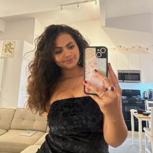 Miia Harris Instagram - blurry mirror selfies ft. my absolute claw of a hand

also, happy end of strike! prepare to see a lot more claws in the near future ;)