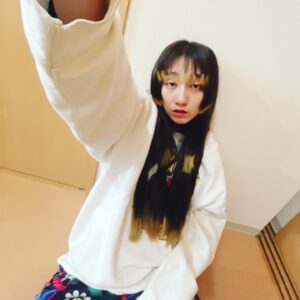 Mijika Nagai Instagram - 髪型変〜えた！
姫カットをもう一段増やして、ネオ姫カットになりました〜🎊🎊どうしよう！最高すぎでは？！
戻せって言われるまでこの髪型なので、イケてる髪型の役が必要な方オファー待ってます🙋‍♀️この髪型のうちになんか撮影もしたい〜！

最高にしてくれた　@risel_samon 
いつもありがとうございます！！
アガル〜〜〜🔥🔥🔥