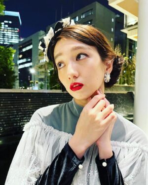 Mijika Nagai Instagram - 小津安二郎生誕120年企画 
“SHOULDERS OF GIANTS” J-WAVE公開収録

出演した映画 #PERFECTDAYS のお話をさせてもらいました！
まさか自分がヴィム・ヴェンダースの映画に出られるなんて思ってもなかったから、本当に本当に嬉しかったです。人生マジでウケる🌞
しかもヴェンダースさんいて！また会えた！再びお話できたことも感激でした。
日本での公開は12/22🔥素晴らしい映画です。自分の想像力を愛しく思える作品だと思います。ゆっくり見てね💫

👗　@stylist_takashi 
💄　@kozono_yukari