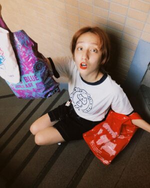 Mijika Nagai Instagram - BETTY'S BLUEのTシャツめっっっちゃ可愛いんだが？！？！大人サイズだけど着るとたちまち子供に戻れる…尊い……
夏休みだし更に懐かしさをブーストさせようと思ってランドセルを開けたらやっぱりちゃんと入ってたショップバック🙋‍♀️この紫のやつ、大人っぽくてJSの時超お気に入りだったなあ〜〜

#べティーズブルー