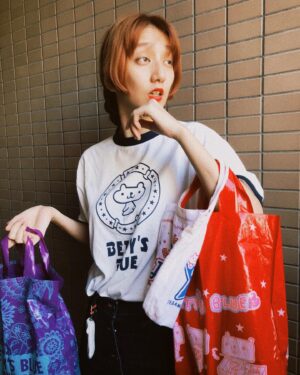 Mijika Nagai Instagram - BETTY'S BLUEのTシャツめっっっちゃ可愛いんだが？！？！大人サイズだけど着るとたちまち子供に戻れる…尊い……
夏休みだし更に懐かしさをブーストさせようと思ってランドセルを開けたらやっぱりちゃんと入ってたショップバック🙋‍♀️この紫のやつ、大人っぽくてJSの時超お気に入りだったなあ〜〜

#べティーズブルー