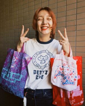 Mijika Nagai Instagram - BETTY'S BLUEのTシャツめっっっちゃ可愛いんだが？！？！大人サイズだけど着るとたちまち子供に戻れる…尊い……
夏休みだし更に懐かしさをブーストさせようと思ってランドセルを開けたらやっぱりちゃんと入ってたショップバック🙋‍♀️この紫のやつ、大人っぽくてJSの時超お気に入りだったなあ〜〜

#べティーズブルー