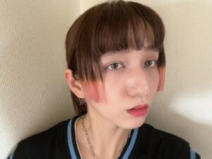 Mijika Nagai Instagram - 念願の毛先ピンク〜🌷
これでチーク入れなくても血色いいね？！
頬紅カラー超アガるからみんなやった方がいい、普通に時短💄
そんで初めてエクステも付けてもらった！楽すぎてビビった。
ここ数年凄いピンクが好きになってる、自分の色だと感じられるようになった、あんなに嫌いだったのに✌️
マジカルなスタイリング、いつもありがとうございますサモンさん
@risel_samon