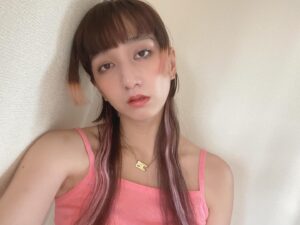 Mijika Nagai Instagram - 念願の毛先ピンク〜🌷
これでチーク入れなくても血色いいね？！
頬紅カラー超アガるからみんなやった方がいい、普通に時短💄
そんで初めてエクステも付けてもらった！楽すぎてビビった。
ここ数年凄いピンクが好きになってる、自分の色だと感じられるようになった、あんなに嫌いだったのに✌️
マジカルなスタイリング、いつもありがとうございますサモンさん
@risel_samon