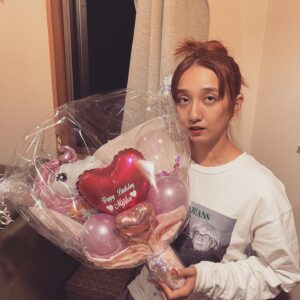 Mijika Nagai Instagram - 27日に、28歳爆誕記念日を迎えた〜！
今年も元気に気怠くやってくんでしくよろだよ〜〜！働き盛り🙋‍♀️🙋‍♀️