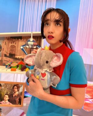 Mijika Nagai Instagram - #ゲームゲノム ありがとうございました！
「It Takes Two」本当に素晴らしいゲームで、マジでみんなにやってほしい。パートナーとでも、友達とでも、名付けられない関係性の誰かとでも。他者が見えると自分が見えるって感じられるゲームです。

ゲームの受付にいるみたいにしてってお願いを叶えてくれたのは
👗　@stylist_takashi 
💄　@akn_1025 
いつもありがとうございます！
最高ワンピースは　@pleinsoleil26  さんが
なんと作ってくれました😭激かわ！