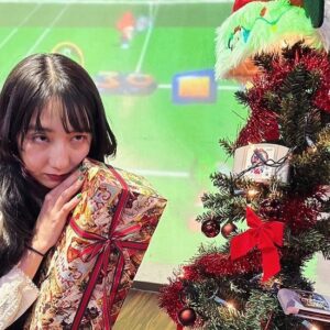 Mijika Nagai Instagram - 今年も沢山ありがとうございました。
ドラマやって映画やって小説書いてポッドキャストやってゲームして
あんまり記憶がない1年だった楽しかったんだね✌️
世界中の誰もが「あー楽しかった！」って言って眠りにつける世界に
なってっていうかするっていうか、自分にできることを探すというか
そういう2024年にしたいです。
知らないことばっかりだから沢山教えてくださいね🙋‍♀️

ずっと夢だったダチとのクリスマス会🎄🎁
からの怒涛の煮しめでフィニッシュ2023
「私もわからないんです、でもここだけなぜか赤い毛が生えてきちゃうんです」って先生に言い訳する夢を見ながら新年まだぁ？