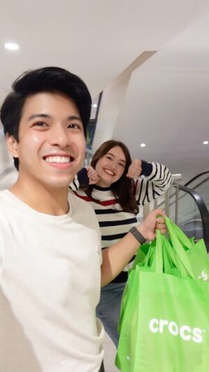 Mika Dela Cruz Instagram - POV 🎞️ of us picking out fun pairs of @crocsph & jibbitz at their ayala malls vertis north, level 1 branch!! 🌴🌸🐳🧸🔥👟🥳