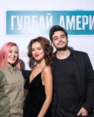 Mikael Aramyan Instagram - Вот и состоялась премьера «Гудбай, Америка». Искренне советую всем сходить на него! С 8 октября во всех открытых кинотеатрах. 
Фильм очень добрый, тёплый, смешной и грустный! Я очень рад, что стал частью такого кино. Сходите, посмотрите. Очень нужный фильм в это сложное и тяжелое время. Мы все отвлеклись и получили большое удовольствие. Спасибо, @sarik_andreasyan и невероятно крутому актёрскому составу! #гудбайамерика