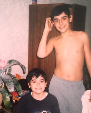 Mikael Aramyan Instagram - Сегодня день рождения у моего дорогого и обожаемого братика @dr.aramyan !!! Тебе исполняется 33 года, 28 из которых мы вместе!) Сказать люблю - не сказать ничего! Спасибо, что окружаешь меня заботой и опекой (в меру) всю мою жизнь! Спасибо, что рядом с тобой я всё ещё чувствую себя младшим братом!😊😘 Всегда оберегал, защищал, брал вину на себя, когда я что-то дома ломал (постоянно). 
Горжусь тем, каким ты стал! Продолжай быть счастливым! 

Папа @ashotaramian , у тебя сегодня тоже день рождения! Можно было бы много написать о тебе, но, пожалуй, буду краток) Спасибо за всё! Мы тебя очень любим!😘