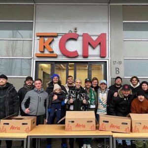 Mikael Gabriel Instagram - 🎅🏻🎄🎅🏻🎄🎅🏻🎄🎅🏻🎄🎅🏻🎄🎅🏻
Jo yhdeksättä kertaa joulu tuo mukanaan myös meidän perinteisen Malmin joulun.
 
Viime vuoden tapaan jako tapahtuu Ala-Malmin puolella yhteistyössä K-Citymarket Malmin kanssa. Päivä on vanha tuttu 23.12. (lauantai), alkaen klo 12.00. Sijainti K-Citymarketin Malminkaaren katutasolla (Malminkaari 17-19 B).
 
Keskiössä on edelleen ruokakassi, joita jaamme 300 kappaletta. Sisältöä kasseihin tuovat muun muassa Atrian kinkut ja laatikot yhdessä Pauligin kahvien ja Pandan makeisten kanssa. Felix ja Abba täydentävät omilla tuotteillaan kasseja ja hygieniatuotteita sekä vitamiineja (Blistex, Bliw, Family Fresh, Jordan, Vitabons) on jaettavana myös. Lisäksi Planmeca lahjoittaa tänäkin vuonna tapahtumaan herkkukasseja. Pehmeitä paketteja ovat toimittaneet BilleBeino, Makia sekä Jokerit. Pyrimme myös ilahduttamaan lapsia vielä erikseen pienillä lahjoilla. 🎁
 
Jonoon lämmikkeeksi glögiä tarjoilee perinteitä kunnioittaen Päivin Torikahvila ja myös pientä purtavaa on tarjolla a la Gabriel’s Pizza & Malmin King 🍕 virvokkeet hoitaa @oshee_suomi🥤
 
Kiitämme jo tässä kohtaa isosti kaikkia tahoja, jotka ovat osaltaan mukana mahdollistamassa meille tärkeän perinteen jatkumista. 🙏🏼
 
Kaikille avoin tilaisuus on sujunut aiempina vuosina erittäin mallikkaasti, ja sitä toivomme luonnollisesti myös tänä vuonna.
 
Jouluterveisin, 
Mikael, Ville Galle, Jare, Flinda, Valari, Ikonen, Martti ja Tara ♥️