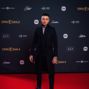 Mikael Gabriel Instagram - HUH! Vuoden musavideo EMMA! 
Eilen ku mun nimi sanottiin, menin iha lukkoon, en osannu sanoo oikein mitään järkevää, enkä kiittää kaikkia. Tää tosissaan tuli vähän yllätyksenä (Jatkossa aion kirjoittaa puheen etukäteen, iha varmuuden vuoksi). 

Mun tiimi koostuu niin hullun taitavista ja inspiroivista ihmisistä, eikä sitä voi tarpeeks painottaa, kuinka paljon tän homman tekeminen yhdessä on hienompaa, ku yksin. @peppipuljujarvi tietää mitä ollaan käyty läpi viimesen 4v aikana paremmin ku kukaan muu mun läheltä, siks tää palkinto tuntuu just nyt mulle ja meidän tiimille todella tärkeältä. Kiitos Peppi, että oot tässä. 

Kiitos @mspatisse ja @nomennescio.fi sekä @karo_koru aivan uskomattoman hienon asukokonaisuuden loihtimisessa. Oon aina ollu hyvin ”muotitietoinen” artisti ja siks Patissen duuni mun stailaajana on mulle todella tärkeetä. Kiitos P! Come Collect! 

@kaverikarim ja @jani_nikander   koko visuaalinen tiimi, ootte ihan uskomattoman lahjakkaita ja taitavia videoiden teossa. Tokio oli meidän ensimmäinen video yhdessä ja loppu on historiaa! 🧸

Kiitos Universalin @soilemilja @tuulasalminen @kimmovaltanen @anneseppis @matiaskontio vuosia kestäneestä luottamuksesta ja uskomisest mun hulluihin visioihin. 

Kiitos Elonmerkin tekijöille: @boomtidito @axelehnstrom OP nii salainen et sitä ei pysty ees tägää tääl. Me tehtiin yks hulluimmista kokonaisuuksista mitä oon koskaan kuullu. 

Kiitos @vuhsaccee et jaksat haastaa ja kannustaa! Sekä mun muut frendit @saxela @flindeezus @boomtidito @samdegarthe @hedsonnn 

Ennen kaikkea kiitos mun FANEILLE! Aina ku mun nimi kuulu te huusitte iha täysii, im beyond blessed. Artistit voi vain olla yhtä isoja, kuin heidän yleisö. #TeamMG

Kiitos @emmagaala hyvin järjestetystä gaalasta, onhan tää todella kiva päästä vihdoin yhdessä juhlistamaan maailman yhtä hienointa alaa! 

Last but not least my team home! @trianaiglesias and our daughter Uma, thank you for supporting me and thank you for being the most amazing MOM and WIFE in the world ❤️