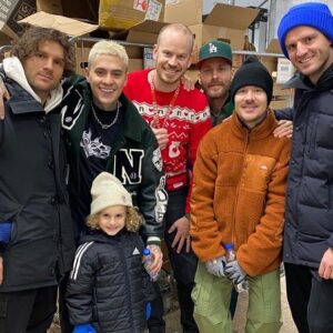 Mikael Gabriel Instagram - Hyvää Joulua!

Joka vuosi me huomataan, että ihmisten avun tarve ei vähene vaan päinvastoin kasvaa. Meille on suuri kunnia auttaa ja tuoda pientä helpotusta jouluun ruokakassien, lelujen, pehmeiden pakettien ja joulumielen muodossa. 
Kiitos kaikille, jotka on meidän mukana tekemässä tästä tapahtumasta niin tärkeän:
Citymarket Malmi & Teemu Tikkala
Finlayson & Makia/Manna & Co
HJK
PLANMECA 
Atria
Paulig

Terveisin tontut: 
Mikael, Ville Galle, Jare, Flinda, Tara, Martti, Ikonen, Perparim ja Mehmet Hetemaj, Leif, Ahmu, Haba, Roco, Kaarlo ja Valari 🎅🏻❤️