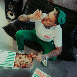 Mikael Gabriel Instagram - Kaupallinen yhteistyö @munchfam.world @woltapp

GABRIEL’S PIZZA SAATAVILLA NYT!

Mä oon avannut mun oman Gabriel’s pizza -ravintolan, joka tarjoilee Detroit-henkistä pannupizzaa. Oon ite ollut aina suuri pizzan ystävä, erityisesti jenkkipizzan ja lupaan et tuutte tykkää tästä! Pizzaa saatavilla ainostaan Woltissa. Gabriel’s Pizza rantautuu Woltiin ympäri Suomen porrastetusti viikkojen 46-48 aikana, alkaen pääkaupunkiseudulta aina Rovaniemelle asti.

Menu sisältää yhdeksän eri pizzaa, joiden makumaailmat oon ite suunnitellut. Yhestä pizzasta riittää helposti kahelle ihmiselle syötävää, eli pistä tää jakoon frendin kanssa. Setti tulee foliossa, eli se on helppo lämmitää uudelleen jos jää yli.

Gabriel’s pizza now on Wolt!