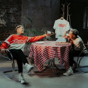 Mikael Gabriel Instagram - Kaupallinen yhteistyö @munchfam.world @woltapp

GABRIEL’S PIZZA SAATAVILLA NYT!

Mä oon avannut mun oman Gabriel’s pizza -ravintolan, joka tarjoilee Detroit-henkistä pannupizzaa. Oon ite ollut aina suuri pizzan ystävä, erityisesti jenkkipizzan ja lupaan et tuutte tykkää tästä! Pizzaa saatavilla ainostaan Woltissa. Gabriel’s Pizza rantautuu Woltiin ympäri Suomen porrastetusti viikkojen 46-48 aikana, alkaen pääkaupunkiseudulta aina Rovaniemelle asti.

Menu sisältää yhdeksän eri pizzaa, joiden makumaailmat oon ite suunnitellut. Yhestä pizzasta riittää helposti kahelle ihmiselle syötävää, eli pistä tää jakoon frendin kanssa. Setti tulee foliossa, eli se on helppo lämmitää uudelleen jos jää yli.

Gabriel’s pizza now on Wolt!