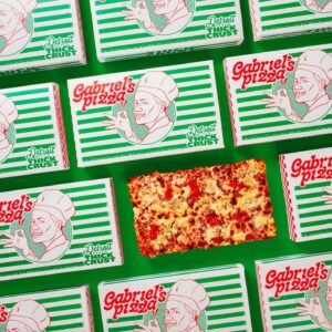 Mikael Gabriel Instagram - Kaupallinen yhteistyö @munchfam.world @woltapp

GABRIEL’S PIZZA SAATAVILLA NYT!

Mä oon avannut mun oman Gabriel’s pizza -ravintolan, joka tarjoilee Detroit-henkistä pannupizzaa. Oon ite ollut aina suuri pizzan ystävä, erityisesti jenkkipizzan ja lupaan et tuutte tykkää tästä! Pizzaa saatavilla ainostaan Woltissa. Gabriel’s Pizza rantautuu Woltiin ympäri Suomen porrastetusti viikkojen 46-48 aikana, alkaen pääkaupunkiseudulta aina Rovaniemelle asti.

Menu sisältää yhdeksän eri pizzaa, joiden makumaailmat oon ite suunnitellut. Yhestä pizzasta riittää helposti kahelle ihmiselle syötävää, eli pistä tää jakoon frendin kanssa. Setti tulee foliossa, eli se on helppo lämmitää uudelleen jos jää yli.

Gabriel’s pizza now on Wolt!