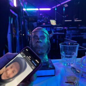 Mikael Gabriel Instagram - HUH! Vuoden musavideo EMMA! 
Eilen ku mun nimi sanottiin, menin iha lukkoon, en osannu sanoo oikein mitään järkevää, enkä kiittää kaikkia. Tää tosissaan tuli vähän yllätyksenä (Jatkossa aion kirjoittaa puheen etukäteen, iha varmuuden vuoksi). 

Mun tiimi koostuu niin hullun taitavista ja inspiroivista ihmisistä, eikä sitä voi tarpeeks painottaa, kuinka paljon tän homman tekeminen yhdessä on hienompaa, ku yksin. @peppipuljujarvi tietää mitä ollaan käyty läpi viimesen 4v aikana paremmin ku kukaan muu mun läheltä, siks tää palkinto tuntuu just nyt mulle ja meidän tiimille todella tärkeältä. Kiitos Peppi, että oot tässä. 

Kiitos @mspatisse ja @nomennescio.fi sekä @karo_koru aivan uskomattoman hienon asukokonaisuuden loihtimisessa. Oon aina ollu hyvin ”muotitietoinen” artisti ja siks Patissen duuni mun stailaajana on mulle todella tärkeetä. Kiitos P! Come Collect! 

@kaverikarim ja @jani_nikander   koko visuaalinen tiimi, ootte ihan uskomattoman lahjakkaita ja taitavia videoiden teossa. Tokio oli meidän ensimmäinen video yhdessä ja loppu on historiaa! 🧸

Kiitos Universalin @soilemilja @tuulasalminen @kimmovaltanen @anneseppis @matiaskontio vuosia kestäneestä luottamuksesta ja uskomisest mun hulluihin visioihin. 

Kiitos Elonmerkin tekijöille: @boomtidito @axelehnstrom OP nii salainen et sitä ei pysty ees tägää tääl. Me tehtiin yks hulluimmista kokonaisuuksista mitä oon koskaan kuullu. 

Kiitos @vuhsaccee et jaksat haastaa ja kannustaa! Sekä mun muut frendit @saxela @flindeezus @boomtidito @samdegarthe @hedsonnn 

Ennen kaikkea kiitos mun FANEILLE! Aina ku mun nimi kuulu te huusitte iha täysii, im beyond blessed. Artistit voi vain olla yhtä isoja, kuin heidän yleisö. #TeamMG

Kiitos @emmagaala hyvin järjestetystä gaalasta, onhan tää todella kiva päästä vihdoin yhdessä juhlistamaan maailman yhtä hienointa alaa! 

Last but not least my team home! @trianaiglesias and our daughter Uma, thank you for supporting me and thank you for being the most amazing MOM and WIFE in the world ❤️