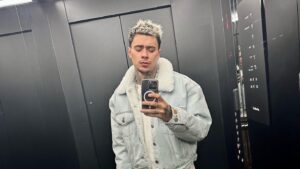 Mikael Gabriel Instagram - Perjantaina mun uus biisi: Ruotsinlaiva 🛳️

Biisii kuvittaa mies jota ei kauheesti tarvii esitellä. @jari_saario soutu Atlantin yli ja takas on yks hulluimpia juttuja mitä oon nähny kenenkään tekevän. Jarin matka oli inspis tälle biisille ja kuvaa täydellisesti mistä täs biisis on kyse. 🚣🏼

Vaikka Ruotsinlaivan tekstissä puhutaan lapsuuden peloista uppoavaa laivaa kohtaan, sen syvempi tarkoitus peilaa oikeastaan huolta koko maapallon tilasta. Tuntuu, kuin oltais tällä hetkellä kaikki yhdessä isossa laivassa, jossa välillä yritetään harhauttaa huolestuneet ajatuksemme muualle, mutta lopulta mielen valtaa epävarmuus siitä, mitä huominen tuo tullessaan. Samanlaisia tuntemuksia meissä suomalaisissa herätti myös Jarin hurja matka. Ollaan siis vähän kuin kaikki samassa isossa veneessä, jonka liikehdintää emme täysin pysty hallitsemaan. Tärkeintä on kuitenkin pitää yhtä ja soutaa kohti parempaan tulevaan ❤️🌍

vika kuva: boyz out 🫡😴