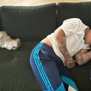 Mikael Gabriel Instagram - Perjantaina mun uus biisi: Ruotsinlaiva 🛳️

Biisii kuvittaa mies jota ei kauheesti tarvii esitellä. @jari_saario soutu Atlantin yli ja takas on yks hulluimpia juttuja mitä oon nähny kenenkään tekevän. Jarin matka oli inspis tälle biisille ja kuvaa täydellisesti mistä täs biisis on kyse. 🚣🏼

Vaikka Ruotsinlaivan tekstissä puhutaan lapsuuden peloista uppoavaa laivaa kohtaan, sen syvempi tarkoitus peilaa oikeastaan huolta koko maapallon tilasta. Tuntuu, kuin oltais tällä hetkellä kaikki yhdessä isossa laivassa, jossa välillä yritetään harhauttaa huolestuneet ajatuksemme muualle, mutta lopulta mielen valtaa epävarmuus siitä, mitä huominen tuo tullessaan. Samanlaisia tuntemuksia meissä suomalaisissa herätti myös Jarin hurja matka. Ollaan siis vähän kuin kaikki samassa isossa veneessä, jonka liikehdintää emme täysin pysty hallitsemaan. Tärkeintä on kuitenkin pitää yhtä ja soutaa kohti parempaan tulevaan ❤️🌍

vika kuva: boyz out 🫡😴