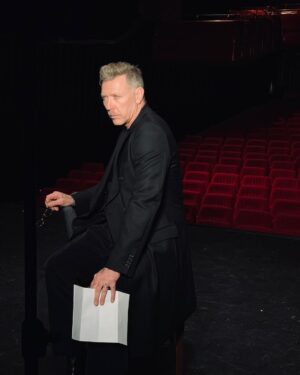 Mikael Persbrandt Instagram - Snart är Mikael tillbaka på Maximteatern. Än finns det biljetter kvar till Den inbillade sjuke, start 24/1. Enbart 21 föreställningar. Hösten var utsåld, så vill du se denna succé-komedi bör du genast köpa din biljett. 
#deninbilladesjuke #maximteatern #komedi #molière #teater