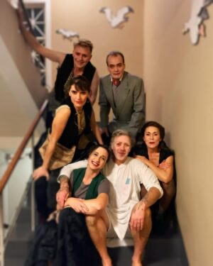 Mikael Persbrandt Instagram - Sista föreställningen av Den inbillade sjuke. Mikael vill tacka alla i ensemblen och i teamet som gjort denna succé möjlig. 
Foto: @helene.vs 
TACK❤️
@steffelar 
@agneta.villman 
@pellegrytt 
@thepetramede 
@alexandra.z.actress 
@ersvick 
@brianmorris.artist 
@josefinkullenygren 
@sarazetterstrom_mua 
@femsthlm 
@pwickholm 
@mattiasedwall 
@soren_vilks 
@ninasandstromcostumedesigner 
@byenpujol 
@evacheva 
@mikaelberg11 
@ellenjelinek