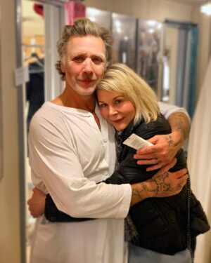 Mikael Persbrandt Instagram - Sista föreställningen av Den inbillade sjuke. Mikael vill tacka alla i ensemblen och i teamet som gjort denna succé möjlig. 
Foto: @helene.vs 
TACK❤️
@steffelar 
@agneta.villman 
@pellegrytt 
@thepetramede 
@alexandra.z.actress 
@ersvick 
@brianmorris.artist 
@josefinkullenygren 
@sarazetterstrom_mua 
@femsthlm 
@pwickholm 
@mattiasedwall 
@soren_vilks 
@ninasandstromcostumedesigner 
@byenpujol 
@evacheva 
@mikaelberg11 
@ellenjelinek