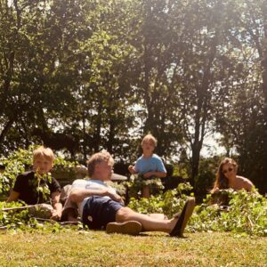 Mikael Persbrandt Instagram - Ja vi sjunger fruktbarhetens lov, stången ska upp🤪glad midsommar allihop♥️