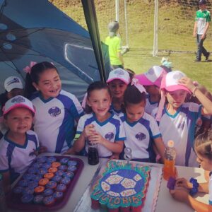 Mike Biaggio Instagram - Fin de semana de fútbol con mis CAMPEONAS!!! ⚽️.
De los mejores momentos, aprendiendo a ganar y perder, a ser equipo, compañeras, a apoyarse y confiar en ellas mismas. Grandes equipos de las niñas, de las mamás y papás, divirtiéndonos y apoyándolas siempre. 😃. @copagirosur @yosoygloriasierra @eugeniaolivarest @rockerss_2020 @kickerss_2020 @candy.goal