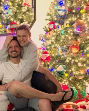 Mike Biaggio Instagram - A nuestra familia siempre llega la navidad de la mano y el amor de nuestra gran mujer, mamá y esposa. Te amamos inmensamente!!!🌲❤️😘. @yosoygloriasierra