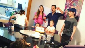 Mike Biaggio Instagram - Trilogía de mis mañanitas! 
Personajes: Esposa, Hijos, Amigos(en off) y Yo.
#familia #amigos #cumpleaños #mañanitas 
GRACIAS A TOD@S POR SUS FELICITACIONES!!!
@gloria_sierra @ariadne_diaz @marcusornellas @gibran_olivares @eugeniaolivarest 
GRACIAS!!! L@S AMO!!! 😃