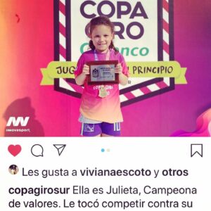 Mike Biaggio Instagram - Fin de semana de fútbol con mis CAMPEONAS!!! ⚽️.
De los mejores momentos, aprendiendo a ganar y perder, a ser equipo, compañeras, a apoyarse y confiar en ellas mismas. Grandes equipos de las niñas, de las mamás y papás, divirtiéndonos y apoyándolas siempre. 😃. @copagirosur @yosoygloriasierra @eugeniaolivarest @rockerss_2020 @kickerss_2020 @candy.goal