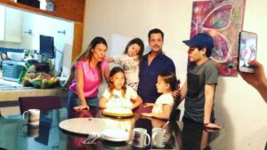 Mike Biaggio Instagram - Trilogía de mis mañanitas! 
Personajes: Esposa, Hijos, Amigos(en off) y Yo.
#familia #amigos #cumpleaños #mañanitas 
GRACIAS A TOD@S POR SUS FELICITACIONES!!!
@gloria_sierra @ariadne_diaz @marcusornellas @gibran_olivares @eugeniaolivarest 
GRACIAS!!! L@S AMO!!! 😃