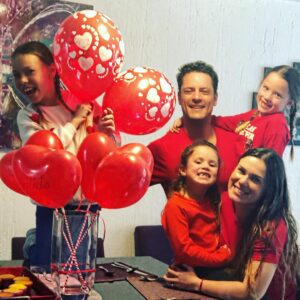 Mike Biaggio Instagram - Feliz día del amor y la amistad.  Muchos días repletos de amor y muy buenos amigos.
@yosoygloriasierra .
#diadelamorylaamistad .
#valentinesday