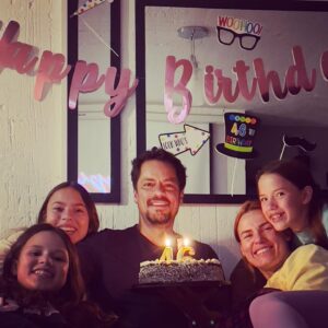 Mike Biaggio Instagram - 46 años de aprendizaje, regadas y aciertos!!! Agradezco cada momento, cada platica, cada risa, a todos y cada uno de los que han y son parte de mi vida. Gracias por mi familia!!!