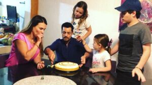 Mike Biaggio Instagram - Trilogía de mis mañanitas! 
Personajes: Esposa, Hijos, Amigos(en off) y Yo.
#familia #amigos #cumpleaños #mañanitas 
GRACIAS A TOD@S POR SUS FELICITACIONES!!!
@gloria_sierra @ariadne_diaz @marcusornellas @gibran_olivares @eugeniaolivarest 
GRACIAS!!! L@S AMO!!! 😃