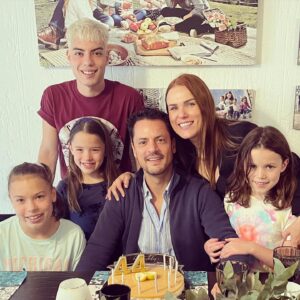 Mike Biaggio Instagram - Gracias, gracias. 
44 años cumplidos. 
Día a día aprendiendo a valorar,  a respetar, a amar, a cuidar, a entender, a arriesgar, a confiar, a ser agradecido! Y lo que falta por vivir y seguir aprendiendo. Gracias Dios! 
L@s amo inmensamente! 

Gracias, gracias!!!
